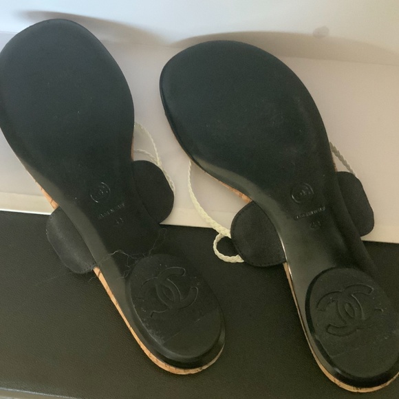 CHANEL LEATHER THONG - Picture 3 of 7